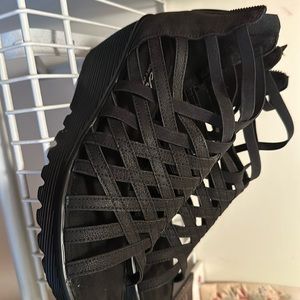 Women’s size 10 black which sandals made by Skechers. Very comfortable.